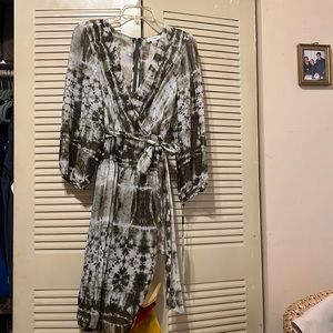 Calvin Klein tie die v neck 3/4 sleeve belted fit